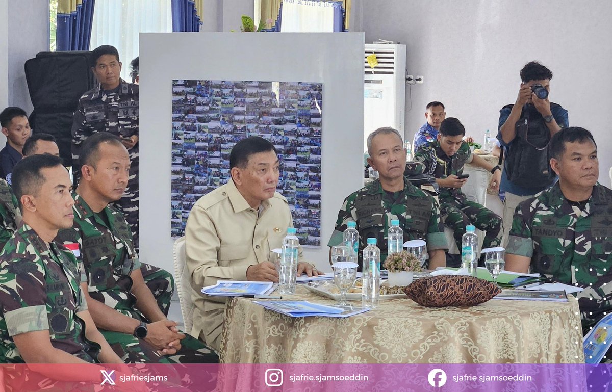 sjafriesjams's tweet photo. Hari ini, saya melaksanakan briefing dan menerima laporan dari pimpinan TNI wilayah Morotai, Maluku Utara, mengenai upaya memperkuat pertahanan di wilayah kepulauan terdepan NKRI🇮🇩
#sjafriesjamsoeddin #menhansjafriesjamsoeddin #menhansjafrie #morotai #kemhan #kemhanri #gerbangpasifik #indonesia #indonesiaberdaulat