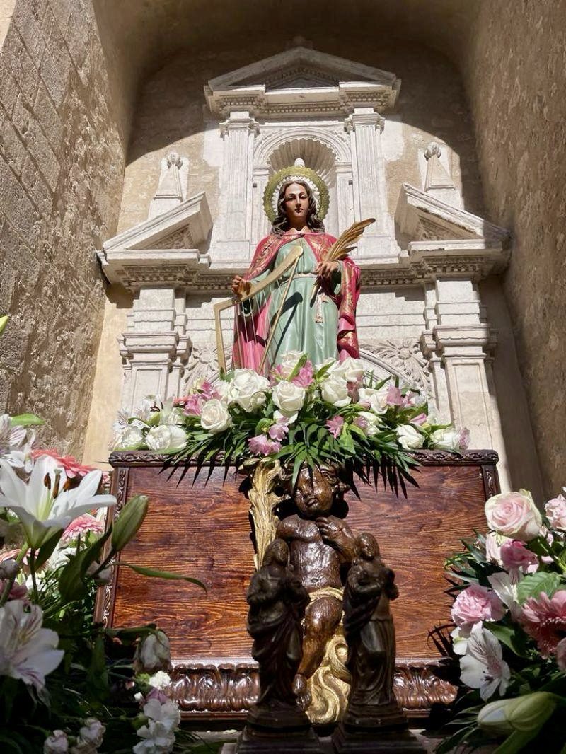 ✍️ 𝐋𝐚 𝐦ú𝐬𝐢𝐜𝐚 𝐞𝐱𝐩𝐫𝐞𝐬𝐚 𝐚𝐪𝐮𝐞𝐥𝐥𝐨 𝐪𝐮𝐞 𝐧𝐨 𝐩𝐮𝐞𝐝𝐞 𝐝𝐞𝐜𝐢𝐫𝐬𝐞 𝐜𝐨𝐧 𝐩𝐚𝐥𝐚𝐛𝐫𝐚𝐬 𝐩𝐞𝐫𝐨 𝐧𝐨 𝐩𝐮𝐞𝐝𝐞 𝐩𝐞𝐫𝐦𝐚𝐧𝐞𝐜𝐞𝐫 𝐞𝐧 𝐬𝐢𝐥𝐞𝐧𝐜𝐢𝐨. — 𝐕𝐢𝐜𝐭𝐨𝐫 𝐇𝐮𝐠𝐨 

🎶 ¡Feliz día de Santa Cecilia!