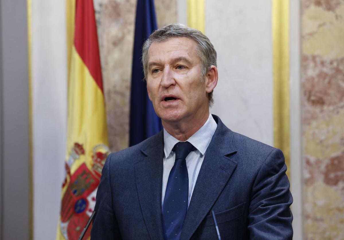 AndresRechePLAN's tweet photo. * Fali, Alberto Núñez #Feijóo quiere presentarse a Presidente del Gobierno a través de una moción de #censura ...con el apoyo de los socios actuales de Pedro Sánchez. 
- ¿Que dice cabeza? ¿quiere ser presidente con el apoyo de los que quieren romper #España?
* #yoquese, Fali. https://t.co/y8iZAYplaR
