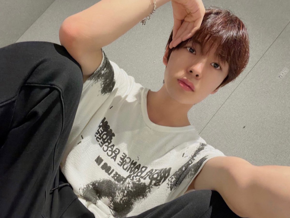 figpie45's tweet photo. 알약 두 개 물 없이 삼켜
머리가좀 아퍼
어째인생이 편한적없이 흐르는것 같네

                                                                       물 드세요. https://t.co/xGym0M7AGA