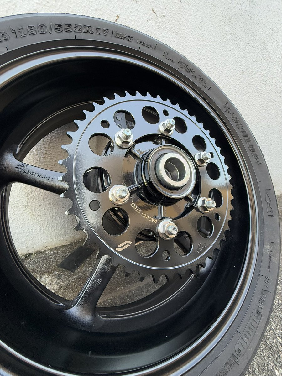 ___s7re's tweet image. チェーンと前後スプロケ交換👍🏻
ナットはチタン✨
カッコよすぎる😭😭

#r6 #ThreeD #SUNSTAR