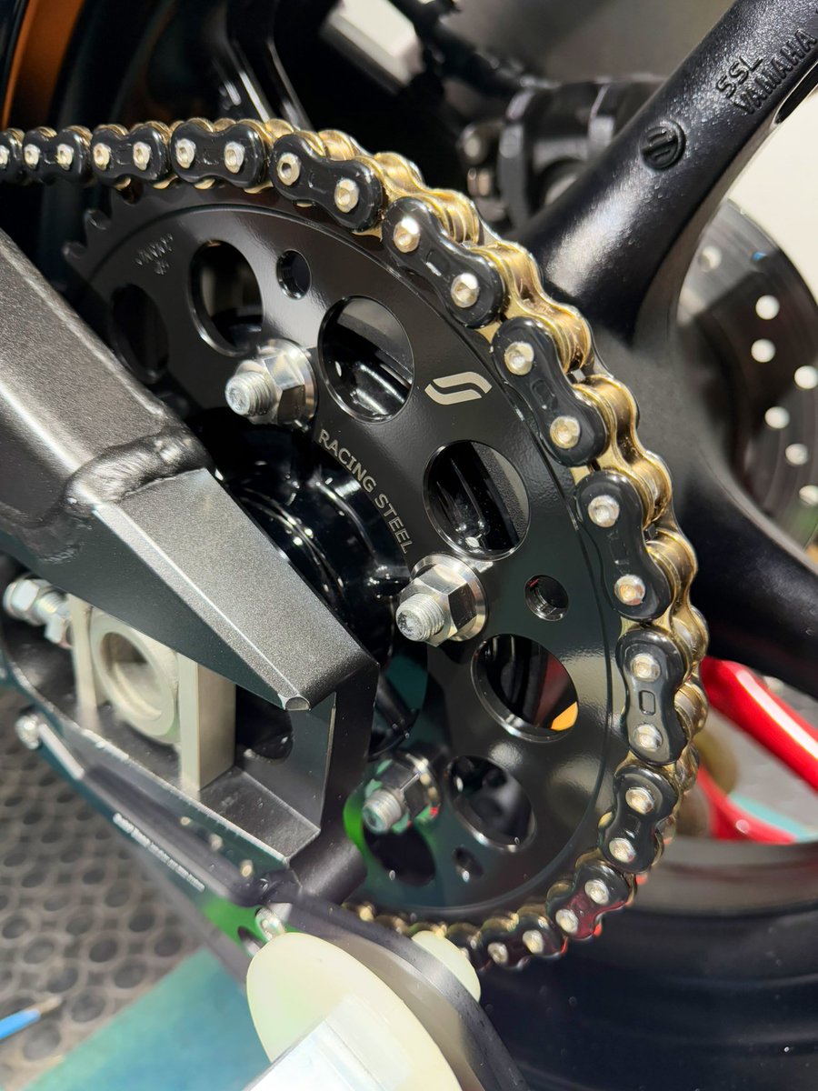___s7re's tweet image. チェーンと前後スプロケ交換👍🏻
ナットはチタン✨
カッコよすぎる😭😭

#r6 #ThreeD #SUNSTAR