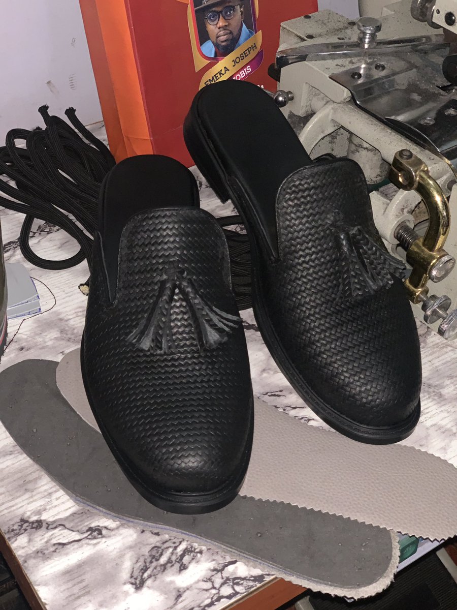 7thfooties_'s tweet image. 🖤🖤🖤🖤
Available in sizes 
Nationwide delivery 

#HeisHim 
#Timeless 
#Danielregha
 #001ofAfrica