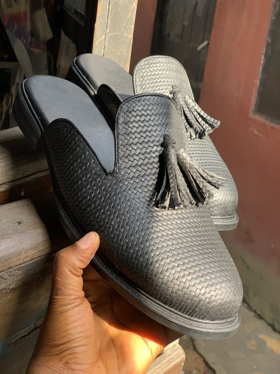 7thfooties_'s tweet image. 🖤🖤🖤🖤
Available in sizes 
Nationwide delivery 

#HeisHim 
#Timeless 
#Danielregha
 #001ofAfrica