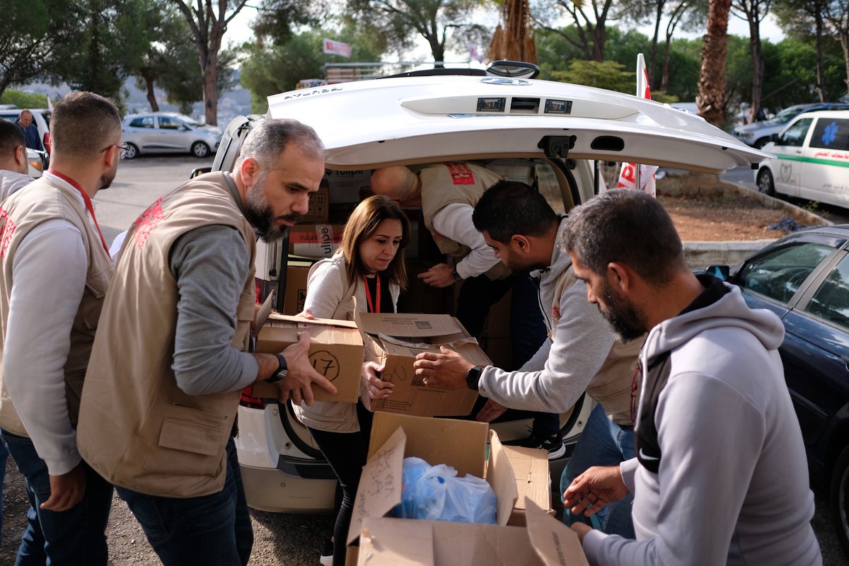 Notre équipe au #Liban a acheminé trois camions de médicaments et des fournitures médicales à deux hôpitaux et une clinique à Nabatiyeh. La livraison comprenait des kits de santé d'urgence, des kits pédiatriques fournis par <a href="/TULIPE_Asso/">TULIPE</a>, ainsi que du matériel médical financé par
