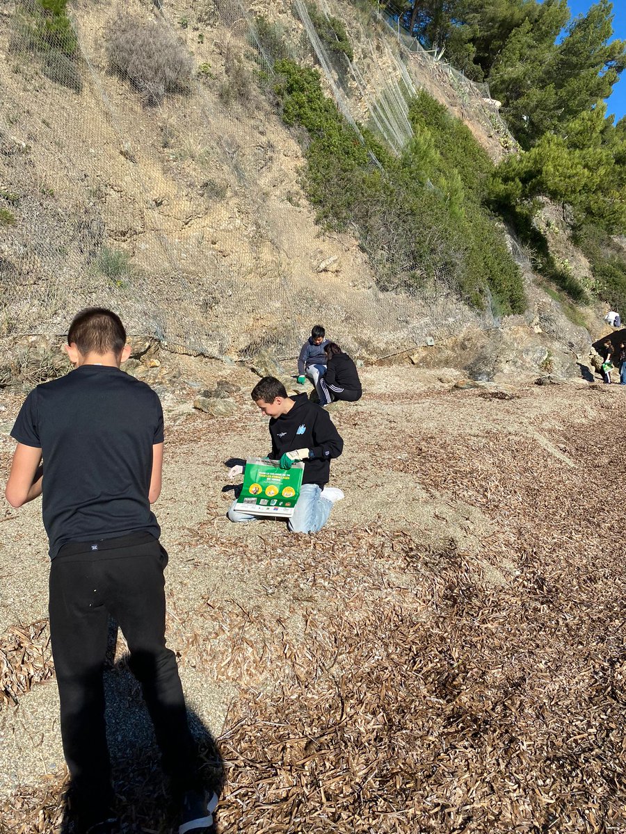 CLASSE À ENJEUX MARITIMES 4e
Bravo aux élèves qui ont effectué un nettoyage de la plage de la Mitre et qui travaillent sur la pollution plastique des espaces maritimes.
Merci à la ville de Toulon qui nous a fournis les sacs pour le ramassage ainsi que les gants.
#VilleDeToulon