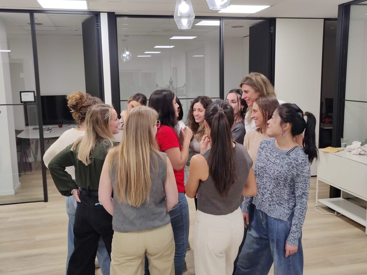 techshessions's tweet image. Ayer tuvimos el placer de disfrutar de un taller de dinámicas de improvisación que, aunque no lo parezca, ¡requiere entrenamiento! Nos lo pasamos genial gracias a la maestría y energía de @merybere, quien por segundo año consecutivo nos ha preparado una sesión de diez. 🙌