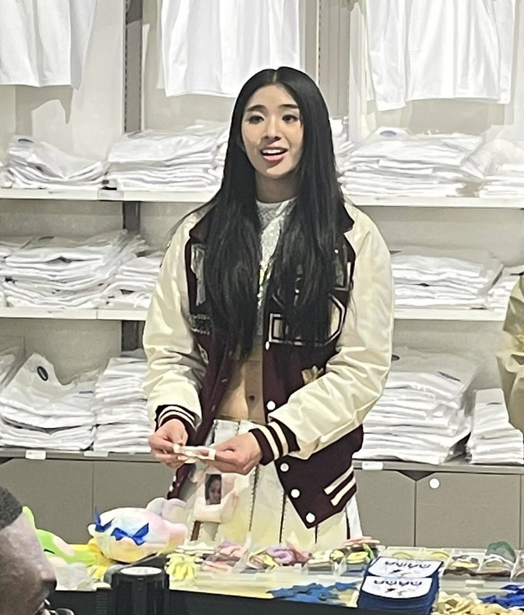 katseyex's tweet photo. sophia always bringing her members with her on a photocard holder when they’re missing 🥹 https://t.co/aMnmAq7wSE