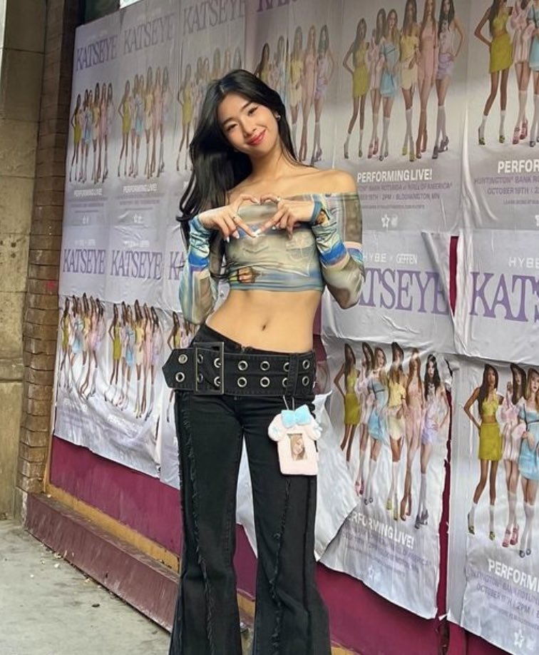 katseyex's tweet photo. sophia always bringing her members with her on a photocard holder when they’re missing 🥹 https://t.co/aMnmAq7wSE