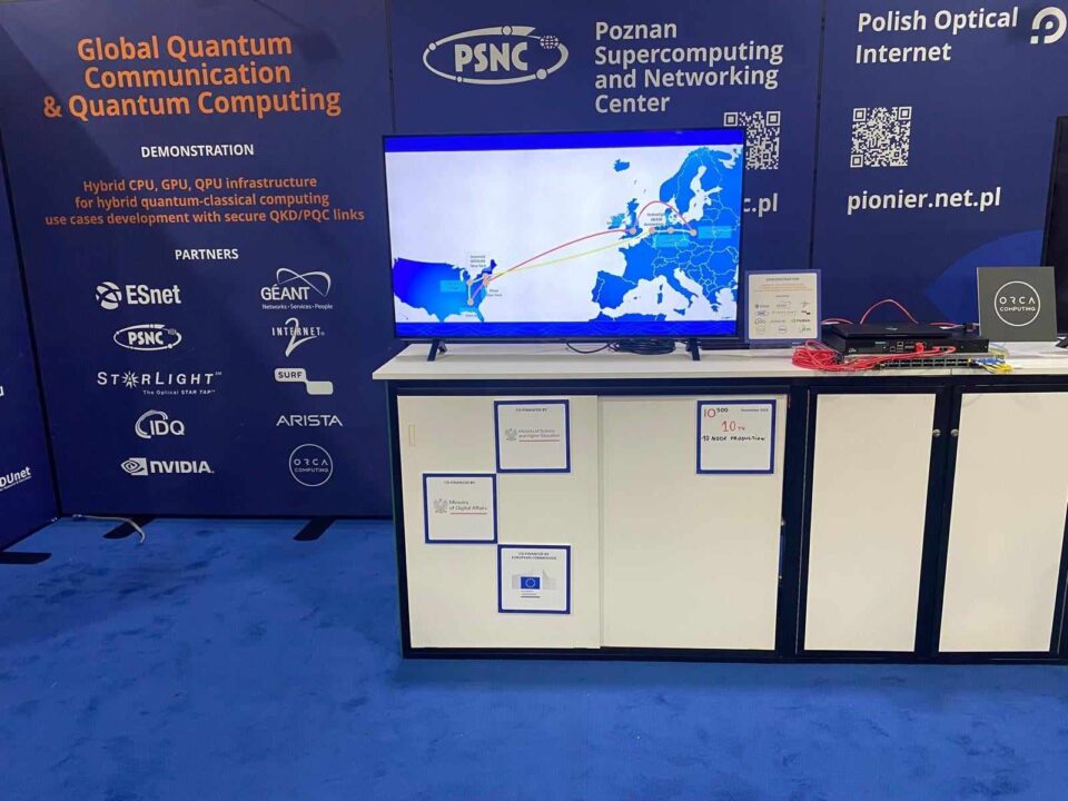 📢 Przełom w obliczeniach kwantowych!

🖥️ Poznańskie Centrum Superkomputerowo-Sieciowe (<a href="/pcss_psnc/">PCSS</a>) po raz pierwszy na świecie przeprowadziło transkontynentalną demonstrację hybrydowych systemów obliczeniowych, łącząc technologie kwantowe i klasyczne.

🌐 Dzięki zaawansowanym
