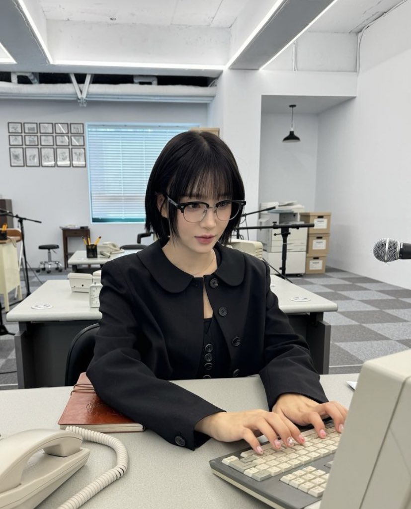 ☎️👩🏻‍💻 ᡣ𐭩 제가 도와드릴 게 있나요? like an office worker in the consulting field, i am ready to listen to all your complaints! ᯓᡣ𐭩 make sure your complaints are about matters of the heart. you have to believe me, i'm good at it. ꩜ .ᐟ