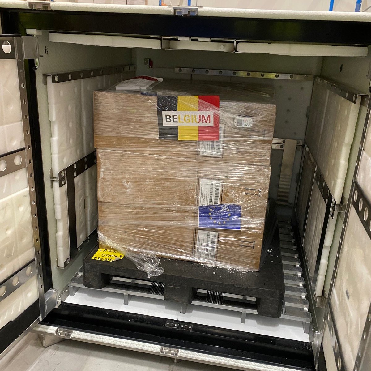EC_HERA's tweet image. Obrigado🇵🇹 Merci/Dank u🇧🇪! 

The remainder of the latest delivery of 122,300 vaccines to support the #MPOXoutbreak response in the Democratic Republic of Congo were shipped this week.

Thanks to @AfricaCDC &amp;amp; @UNICEFAfrica
 partnership🤝This is #EU solidarity in action #TeamEurope