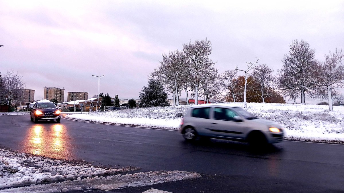 #neige #verglas  l 📷 La Seine-et-Marne est toujours placée en vigilance Orange neige/verglas par Météo-France ce vendredi matin. Les plaques de glace sont encore fréquentes sur les chaussées en raison des gelées de la nuit dernière.
Point de situation 👉urls.fr/zUG_pQ