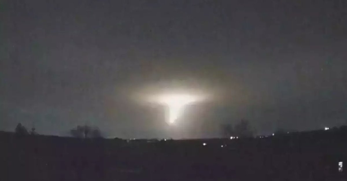 DM_Deluca's tweet photo. A 24 ore dal lancio di un prototipo di missile nucleare con testata inerte sulla città di Dnipro e dopo il discorso di Putin «ora la guerra è globale» possiamo provare a fare due ragionamenti sulla situazione in cui ci troviamo con l'escalation "atomica" in Ucraina 🧵👇 https://t.co/vcBzIJd0Jy
