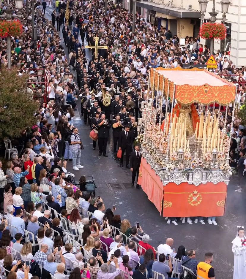 Hoy, 22 de noviembre, nos acercamos una vez más a “la trasera del palio” para felicitar a todos y cada uno de los componentes de nuestra querida <a href="/BMDolores/">BM Dolores Granada</a> que celebran el día de hoy a su patrona, Santa Cecilia.

Fotografía: autor desconocido.

#DoloresGranada #Dolores