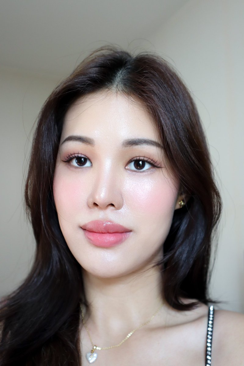 โขกหน้าไปออกงานมา 🖤〰️ ลุคนี้แป๋ม lilybyred คู่ใหม่ที่เพิ่งได้ลอง พาเลตตา mood it palette พาเลต 4 หลุม กับลิปกดเนื้อซอฟต์ milky blur fondue 🧸

รีวิวสวอชแยกในเธรด 👇🏻