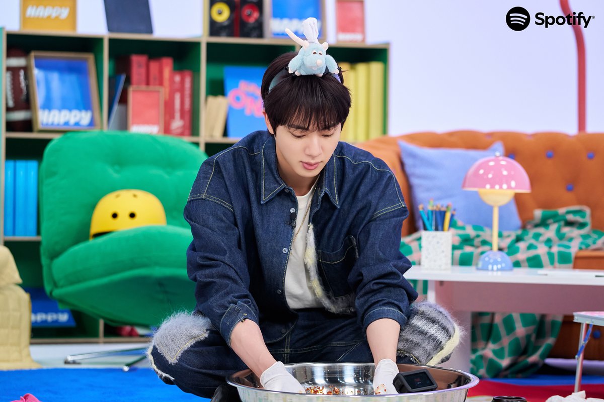 SpotifyKpop's tweet image. listen to @bts_bighit Jin's new album 'Happy' on Spotify! spotify.link/Jin-Happy