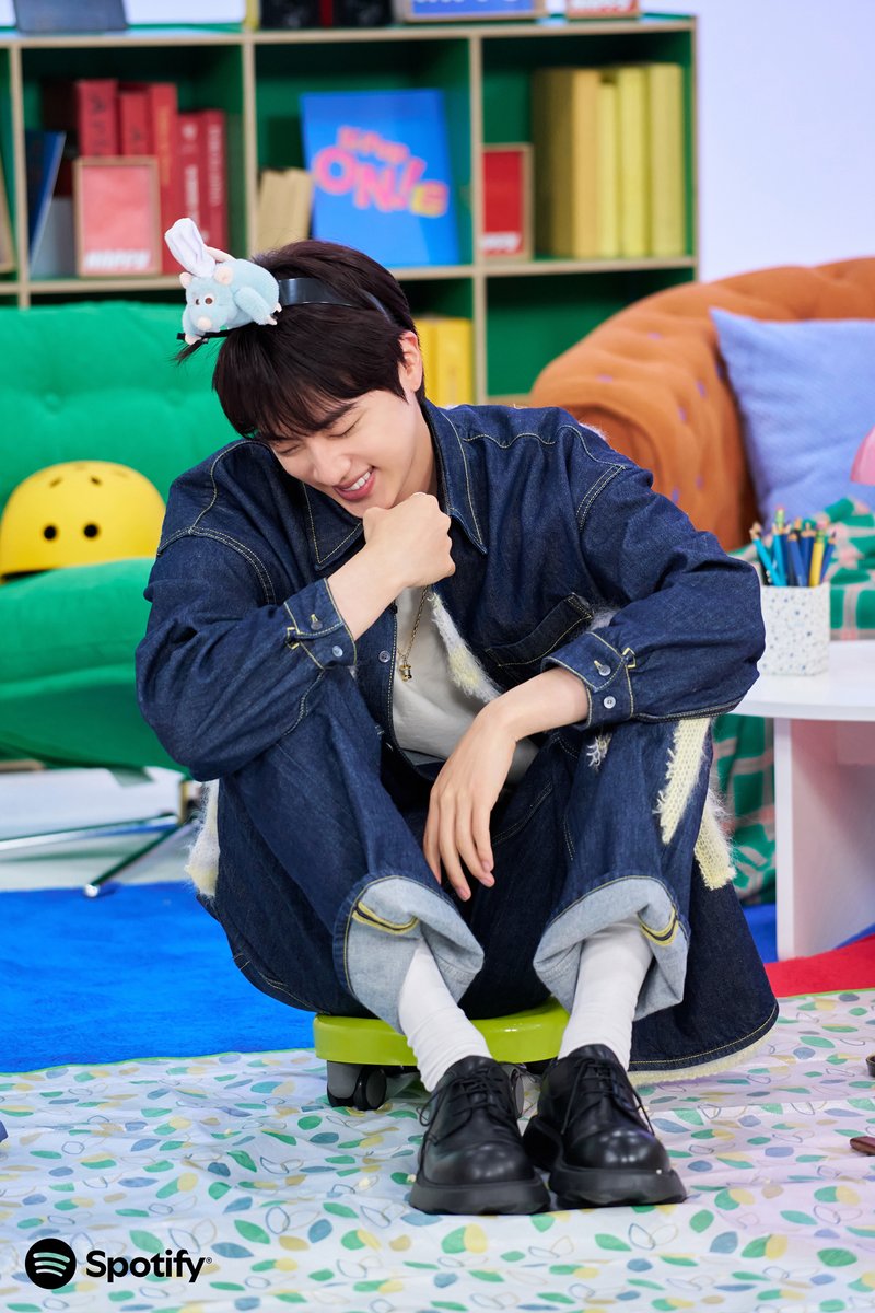 SpotifyKpop's tweet image. listen to @bts_bighit Jin's new album 'Happy' on Spotify! spotify.link/Jin-Happy