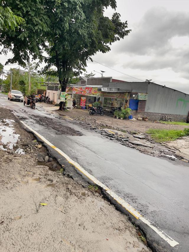 merapi_uncover's tweet photo. Jalan Elang Jawa , Wedomartani mengalami kerusakan cukup parah setelah diguyur hujan deras beberapa waktu lalu, bagi pengguna jalan dimohon berhati-hati terutama saat malam hari .  Mohon dinas PU Sleman segera memperbaiki karena jalan dengan setatus miliki kabupaten ini menjadi salah satu jalan utama masyarakat

(Joni prasetyo)
