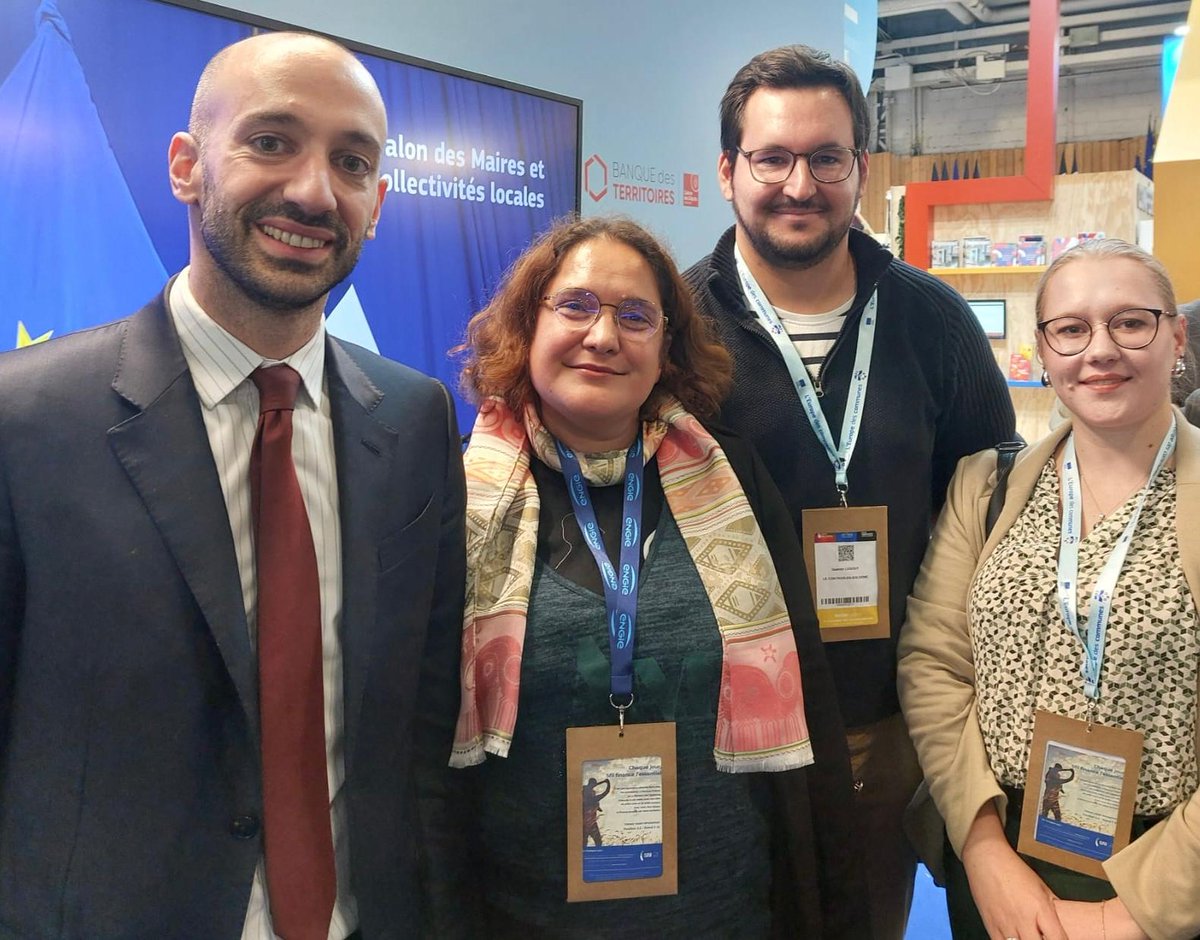 Leader France 🇫🇷🇪🇺 (@leader_france) on Twitter photo 🇪🇺Au Salon des maires, sur la Place de l'Europe de <a href="/UEFrance/">Commission européenne 🇪🇺</a>, l'équipe de Leader France a eu la chance d'échanger avec <a href="/benjaminhaddad/">Benjamin Haddad</a>, Ministre délégué chargé de l'Europe sur l'importance des territoires ruraux dans l'UE, ainsi que sur la mise en œuvre du fonds LEADER. 🇪🇺Au Salon des maires, sur la Place de l'Europe de <a href="/UEFrance/">Commission européenne 🇪🇺</a>, l'équipe de Leader France a eu la chance d'échanger avec <a href="/benjaminhaddad/">Benjamin Haddad</a>, Ministre délégué chargé de l'Europe sur l'importance des territoires ruraux dans l'UE, ainsi que sur la mise en œuvre du fonds LEADER.