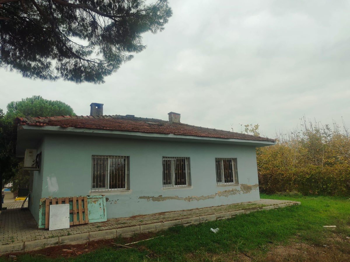 ozgur1609's tweet photo. İzmir,  Torbalı, Şehitler Köyünde bulunan bu anaokulunun çatısı akmakta olup onarım desteğine ihtiyaç bulunmaktadır.  Acil desteğinizi rica ediyoruz 🙏
@ahbap @haluklevent https://t.co/oXHhJ596jI