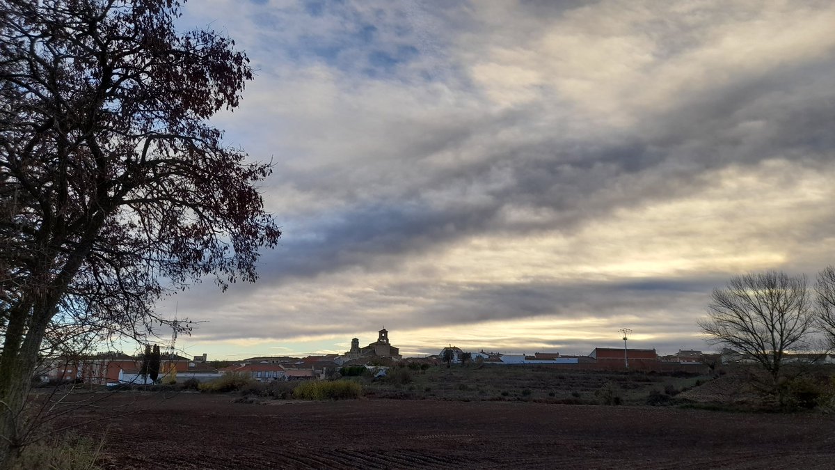 Mañana fresca 7 grados en Fuentesaúco. <a href="/agomezmeteo_tve/">Andrés Gómez</a> <a href="/anamaria190977/">Ana María Herrero</a> <a href="/aquilatierratve/">Aquí la Tierra</a> <a href="/ElTiempo_tve/">El Tiempo en TVE</a> <a href="/ElTiempoA3/">El Tiempo de Antena 3</a> <a href="/tomeandres/">Andrés Tomé</a> <a href="/meteosegovia/">Adrián Escobar</a> <a href="/martinraul16/">Raúl Martín☀️⛈🚴🏼‍♂️🎄🌟</a> <a href="/fcocachometeo/">Francisco Cacho</a> <a href="/sibilafc/">Silvia Ferrer</a> <a href="/lasextameteo/">La Sexta Meteo</a> <a href="/TiempoCyLTV/">El Tiempo en CyL</a>