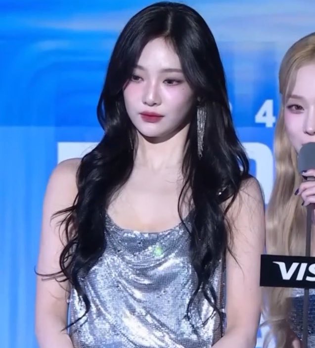 ningshourly's tweet photo. NINGNING AT MAMA https://t.co/yjd5l33PZL