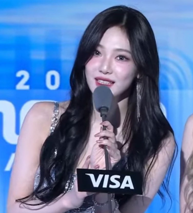 ningshourly's tweet photo. SHE LOOKS SO PRETTY https://t.co/LcvDhHz9VO