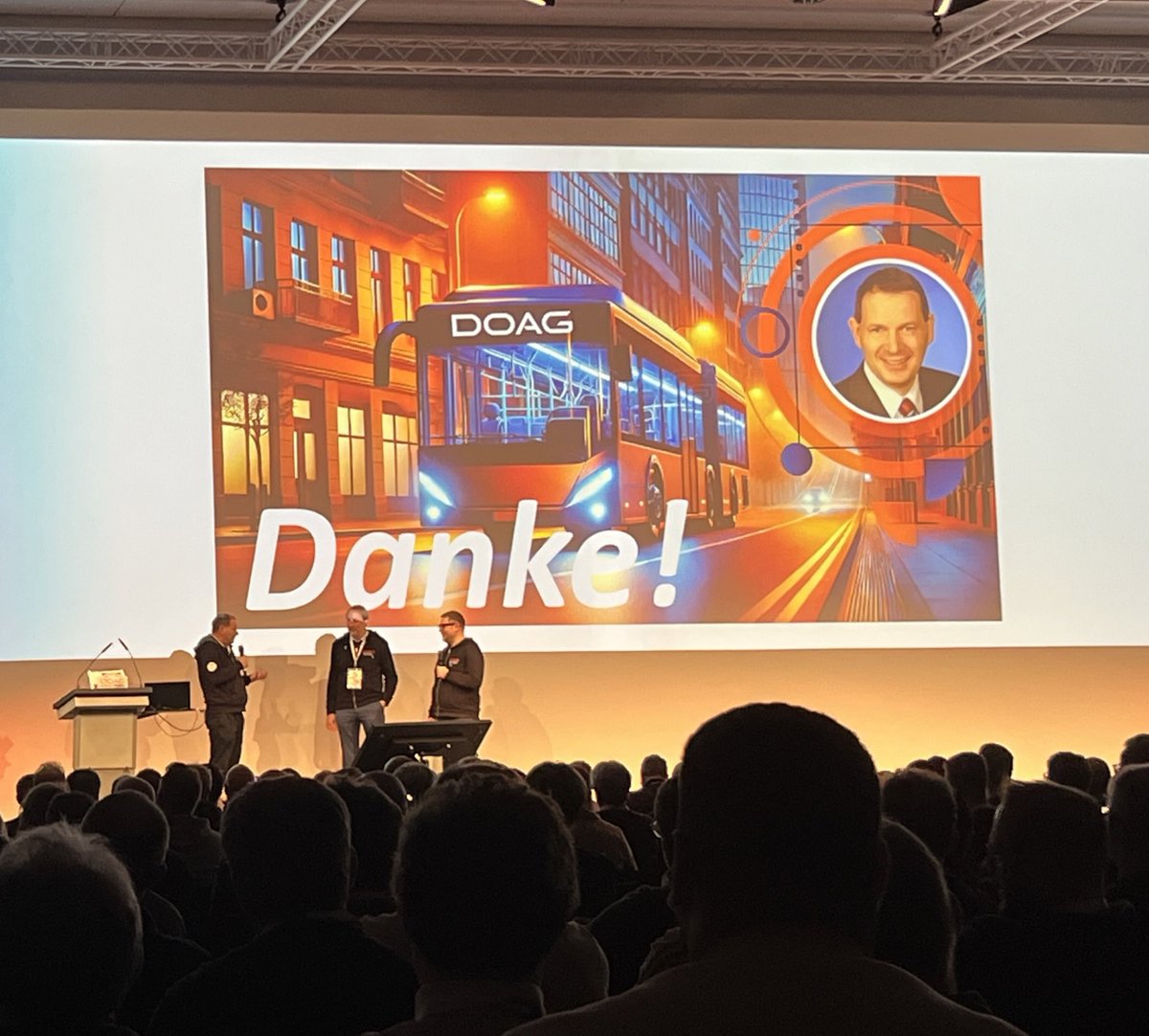 DOAGeV's tweet photo. Wir danken allen Teilnehmerinnen und Teilnehmer, Speakern, Ausstellern und Sponsoren für eine wunderbare #DOAG2024 und eine erfolgreiche #KINavigator 🥳

Kommt alle gut nach Hause und bis nächstes Jahr! https://t.co/HAc9IoPRzc