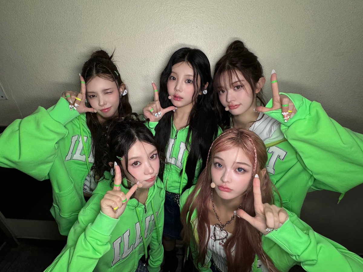 ILLIT_official's tweet photo. [#DAILY_IT]
뮤직뱅크 Tick-Tack 무대도 똑딱! 완료👍🏻💕
GLLIT이 너무 좋아서 고민 고민 (휴~😘)

241122 @ 뮤직뱅크
#ILLIT #아일릿
#I_LL_LIKE_YOU 
#Tick_Tack https://t.co/kkSH7Ar8EM