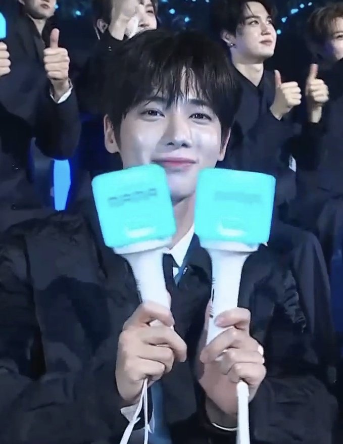 코냐니 너무 귀여워........ 형아 응원봉까지 야무지게 혼자 들고 있는거봐..