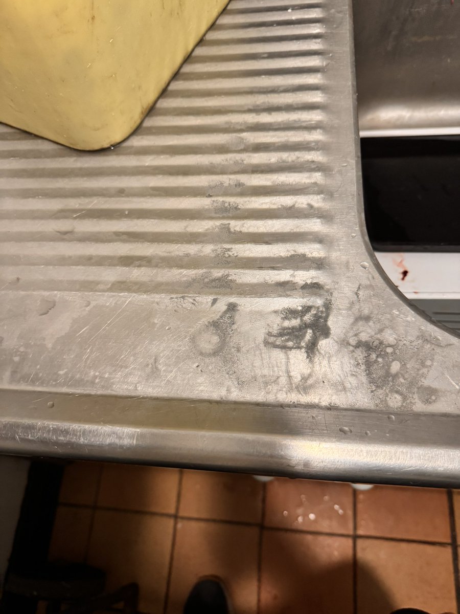 Est-ce que quelqu’un connaît le "niveau” de toxicité provenant de la mousse d’un couteau qu’on émousse ? 
Je n’ai pas très envie de boire à côté de ça 😡