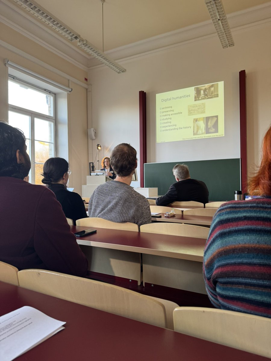 And the <a href="/DHSS_FAU/">DHSS FAU Erlangen-Nürnberg</a> training day kicked off with an inspiring talk by <a href="/MichaMahlberg/">Prof Michaela Mahlberg</a> on the interface of fiction and reality with a dash of corpus linguistics.