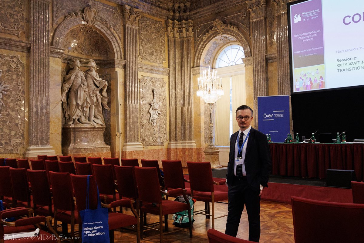 Mateusz Łakomy (@mateuszlakomy) on Twitter photo Dzisiaj w Wiedniu w niezwykłych wnętrzach Austriackiej Akademii Nauk.
Rozmawiamy z wybitnymi demografami z całego świata na konferencji na temat szans i zagrożeń dla dzietności związanych z późnym rodzicielstwem.
Konferencja zorganizowana przez Wittgenstein Centre <a href="/WiCVienna/">Wittgenstein Centre</a>. Dzisiaj w Wiedniu w niezwykłych wnętrzach Austriackiej Akademii Nauk.
Rozmawiamy z wybitnymi demografami z całego świata na konferencji na temat szans i zagrożeń dla dzietności związanych z późnym rodzicielstwem.
Konferencja zorganizowana przez Wittgenstein Centre <a href="/WiCVienna/">Wittgenstein Centre</a>.