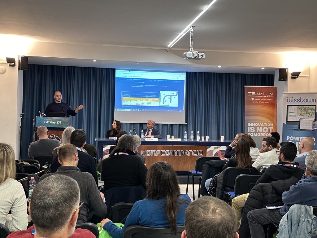 Grazie ai relatori 
Nexhmije Lecini: "Il ruolo del GIS a supporto della statistica: il caso Instat Albania"
Daniele Diodati: Progetto “EVOLUTION”
Antonio Natale: "GIS ieri, oggi e domani"
Luca Petrone: "Il workflow GIS: dalla raccolta dati ai WebGIS"
 bit.ly/4eEPDLp