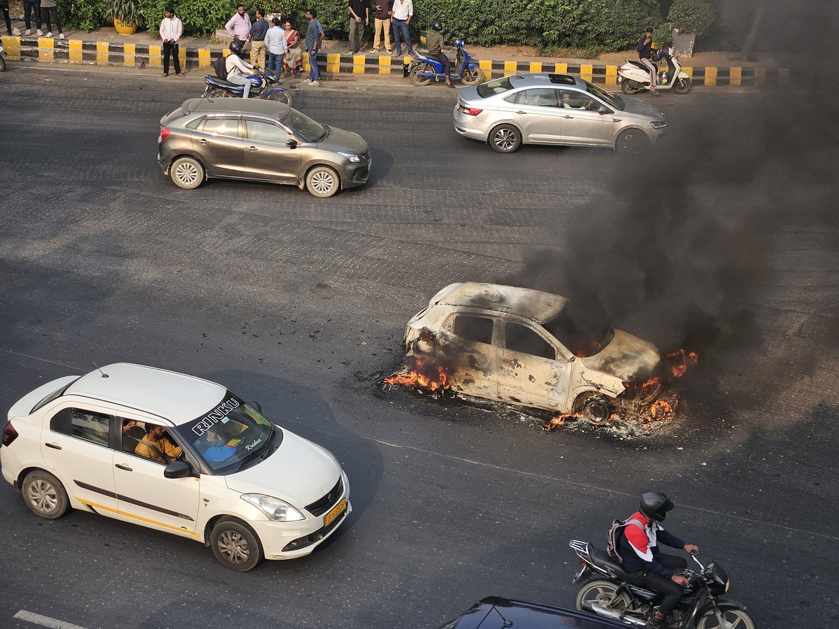 AyantikaTOI's tweet image. A moving car caught fire under the Mahamaya flyover in Sector 16, #Noida

@cfonoida