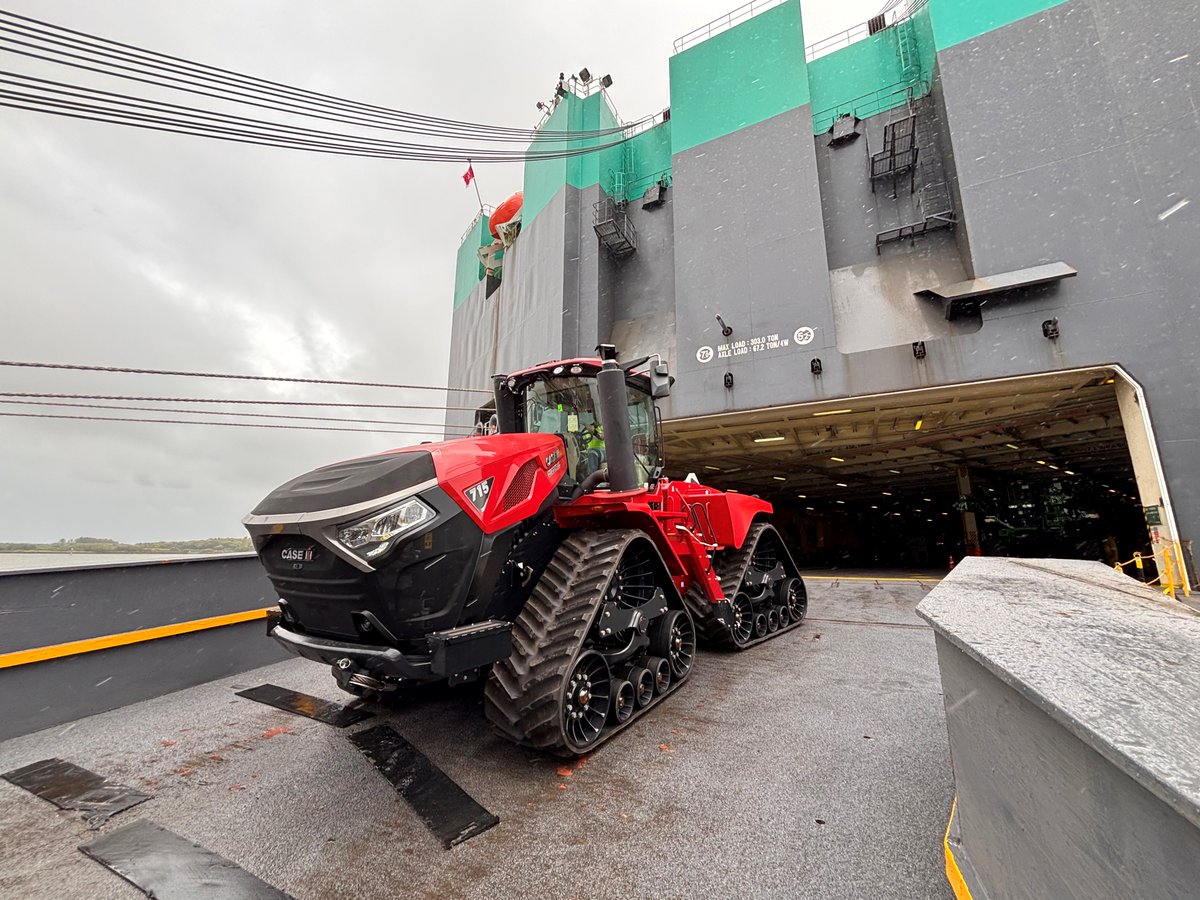 CaseIHAus's tweet image. The Steiger Quadtrac 715 combines power and efficiency so that you don’t have to work harder. A new shipment has just landed down under, so head to your local dealer to check it out. #tractorsofinstagram #redpower #redisbest #steiger715