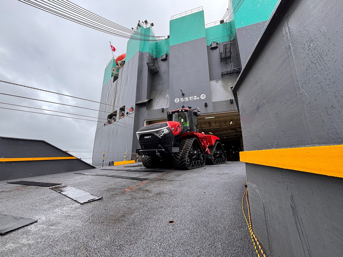 CaseIHAus's tweet image. The Steiger Quadtrac 715 combines power and efficiency so that you don’t have to work harder. A new shipment has just landed down under, so head to your local dealer to check it out. #tractorsofinstagram #redpower #redisbest #steiger715