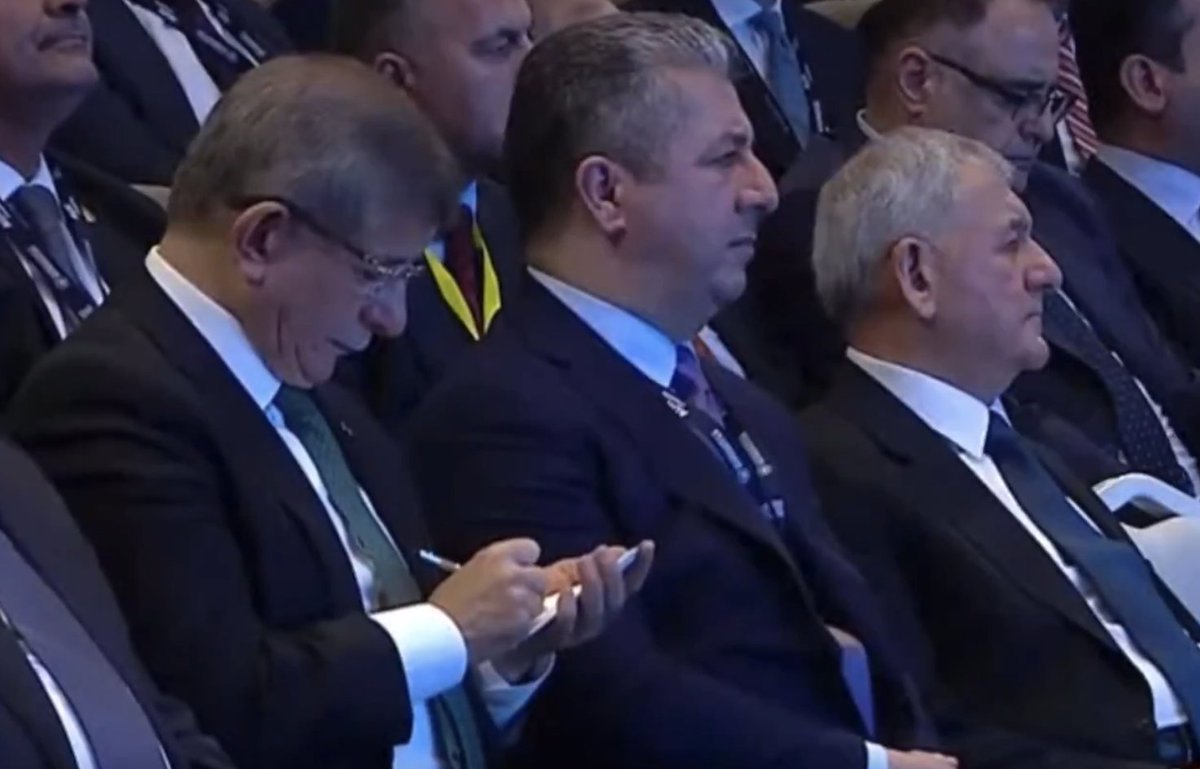 Duhok'ta Barış ve Güvenlik Konferansı'na katılan Ahmet Davutoğlu, Başkan Barzani'nin konuşmalarını not ediyor;

"Sykes-Picot antlaşması sonucunda son 100 yılda ne bölge devletleri Kürtleri ortadan kaldırabildiler ne de Kürt milleti onları yenebildi. Tek çare oturup diyalogla