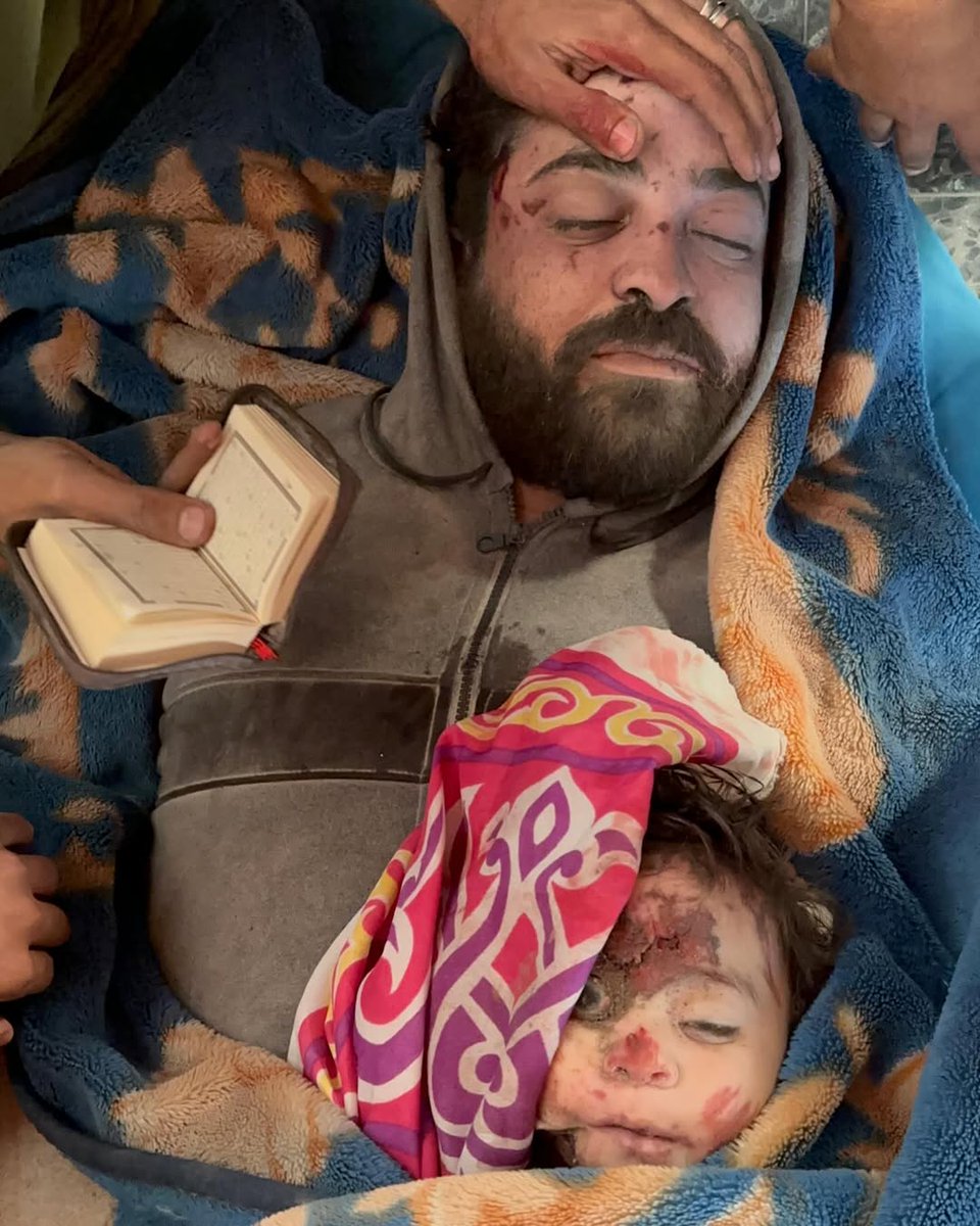 Terörist İsrail'in saldırılarında bir baba ve bebeği şehit oldu. 

Lütfen Gazze'yi unutma unutturma