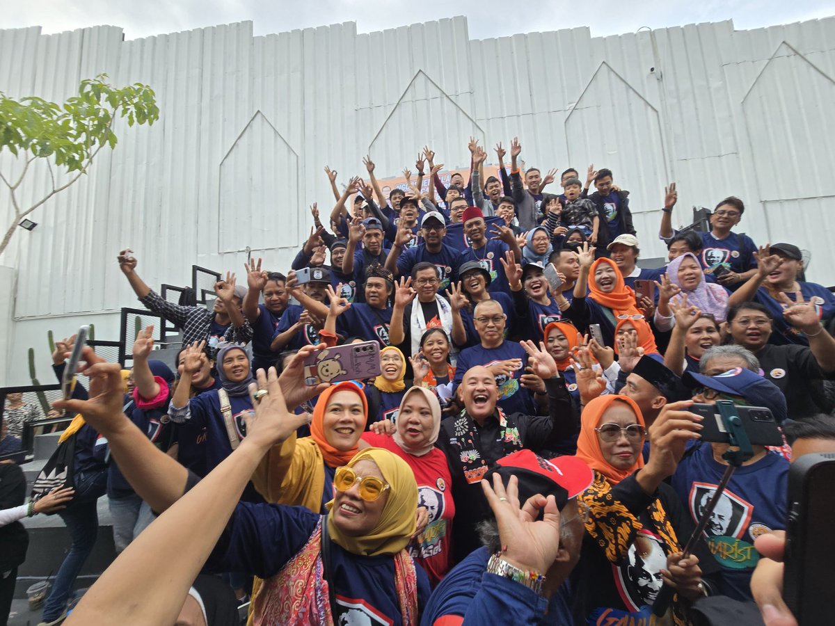 Calon Gubernur Daerah Khusus Jakarta, Pramono Anung, menghadiri acara Ngopi Menyala Ganjarist bersama Mas Pram di RX Cafe and Eatery, Kemayoran, Jakarta Pusat.

#GanjaristM3nyala