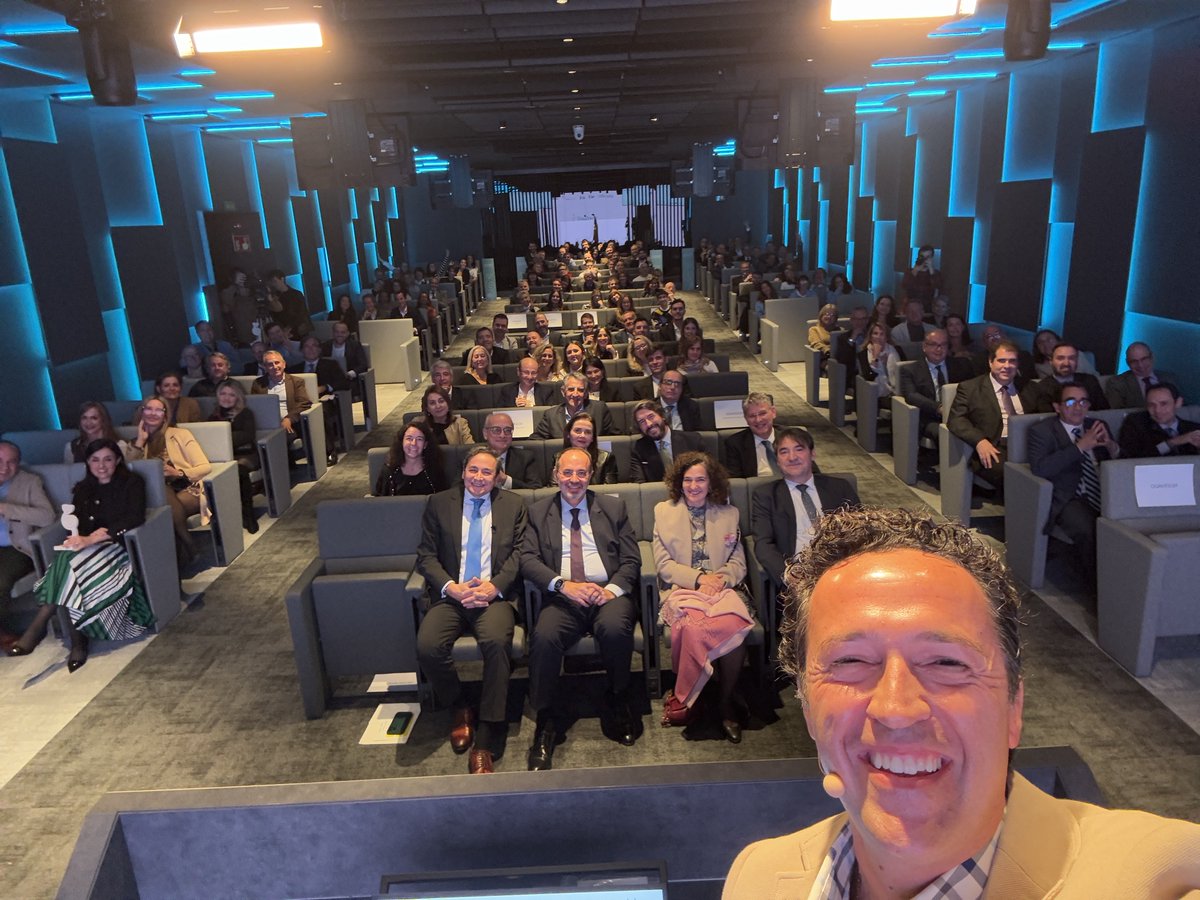 GrupoAlbia's tweet photo. 👣🌍 El camino hacia los #PremiosAlbiaSostenibilidad ha sido un largo viaje. No solo reconocen, sino que demuestran que la sostenibilidad trasciende sectores como el funerario, donde cada acción cuenta. GRACIAS por uniros a esta misión. ¡Por muchas ediciones más! ♻️🏆 https://t.co/zuAjKXDNkr