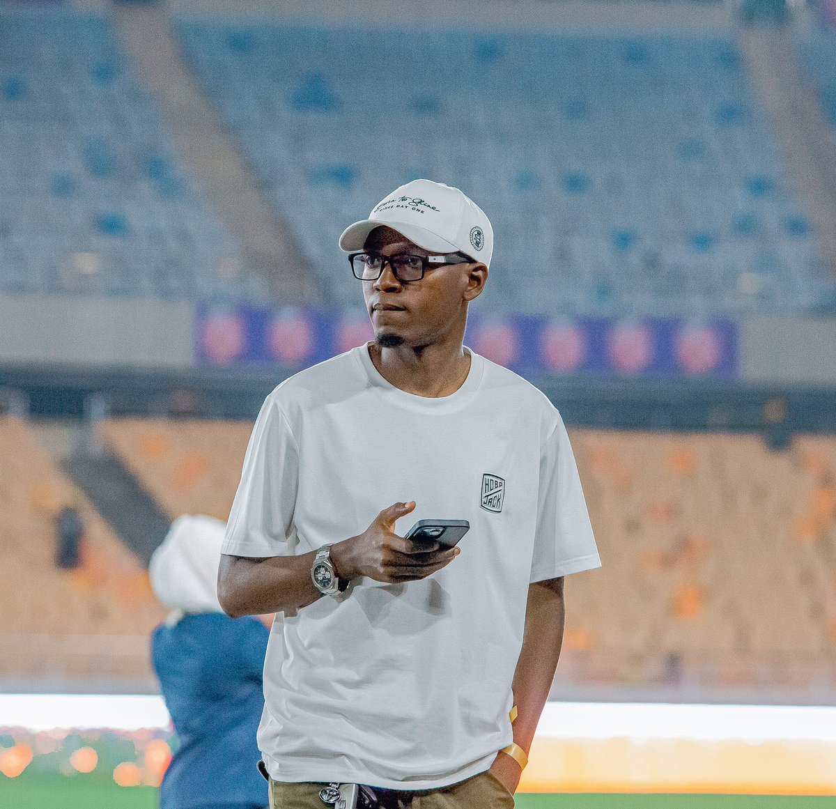 FKihamu's tweet photo. Mwanafalsafa mmoja Dr Drew aliwahi kusema kama Maduka ya dawa yangekuwa yanauza dawa ili upone basi Wawekezaji wake wangekuwa Maskini kwasasa, kama Benki zingekuwa zinataka kuhakikisha unakuwa Tajiri basi zote zingekufa kwasasa. 

Na kama Wanasiasa wangekuwepo kwa ajili ya kutatua matatizo yetu nani angewachagua tena, hata Tom angemuuwa Jerry basi ile katuni pendwa ingeishia palepale, kama Mwalimu yupo kwa ajili ya kutengeneza Taifa la kesho yeye asingekuwa analia shida. 

Kila kitu kwenye maisha ni nusu nusu, its all a big show everything is fake.

MKULIMA.