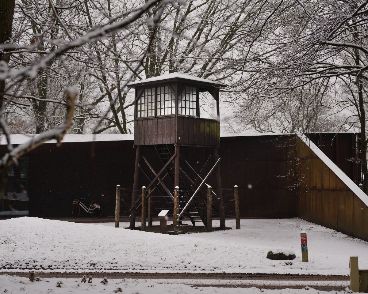 Nationaal Monument Kamp Amersfoort (NMKA) (@kamp_amersfoort) on Twitter photo <a href="/Kamp_Amersfoort/">Nationaal Monument Kamp Amersfoort (NMKA)</a> ligt onder een laagje sneeuw. Kom langs en bezoek ons ondergrondse, verwarmde #museum! Ook ben je van harte welkom voor een wandeling door het besneeuwde buitengebied. Onze vrijwilligers zorgen ervoor dat de paden veilig begaanbaar zijn. #herinnerenbezinnenleren <a href="/Kamp_Amersfoort/">Nationaal Monument Kamp Amersfoort (NMKA)</a> ligt onder een laagje sneeuw. Kom langs en bezoek ons ondergrondse, verwarmde #museum! Ook ben je van harte welkom voor een wandeling door het besneeuwde buitengebied. Onze vrijwilligers zorgen ervoor dat de paden veilig begaanbaar zijn. #herinnerenbezinnenleren