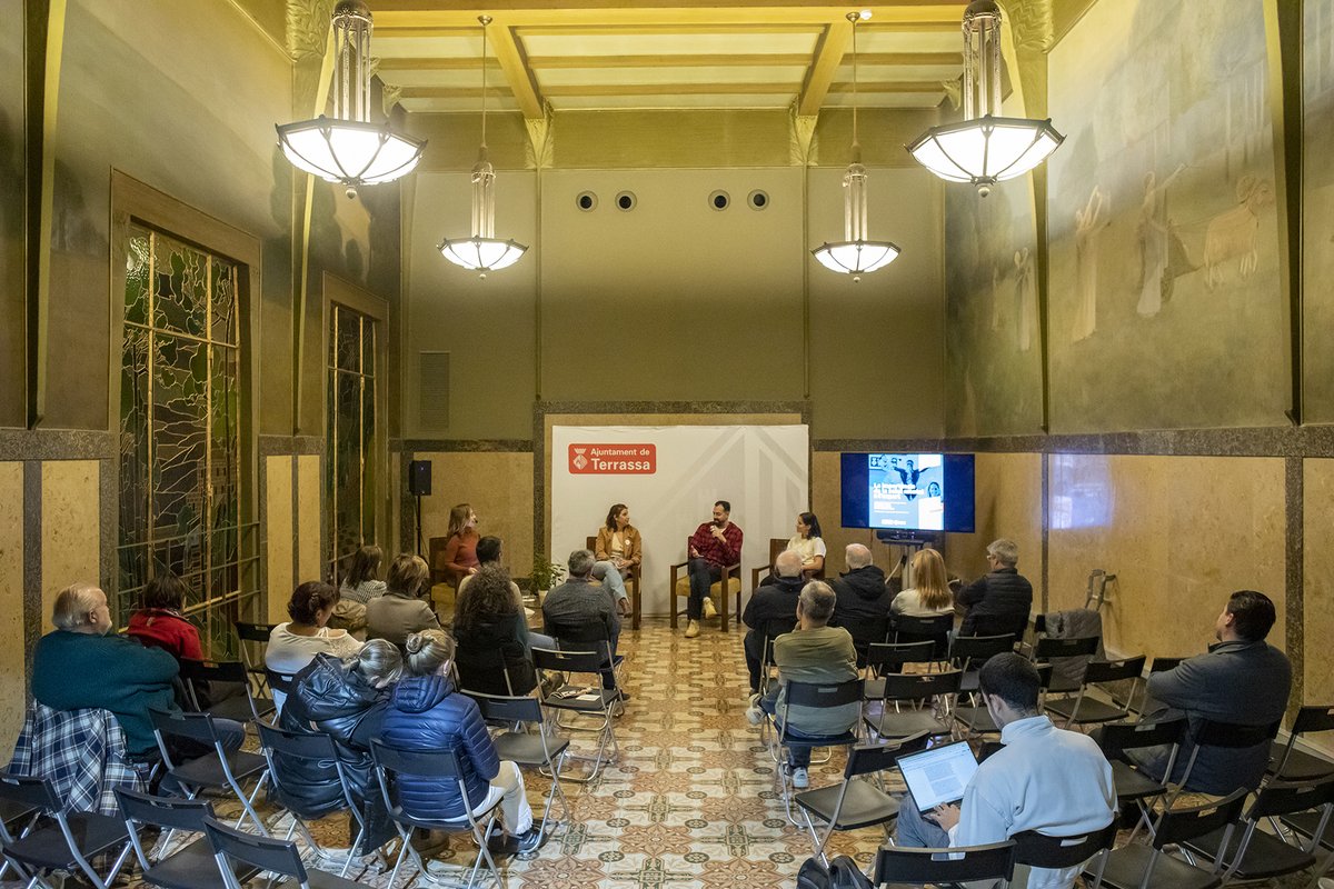 👍 Ahir a la Casa de l'Esport vam parlar de «La importància de la #SalutMental a l’esport», una xerrada dins del cicle «Parlem d’Esport»
A la xerrada, moderada per la periodista <a href="/CarmeBarcelo/">Carme Barceló</a>, van participar la🏊‍♀️<a href="/erikavillaecija/">erika villaecija</a>,  la 🏑 <a href="/claraycart/">Clara Ycart Canal</a> , i el 🏊‍♂️<a href="/RafaMunoz1/">Rafa Muñoz Perez</a> 👏
FIL 👇