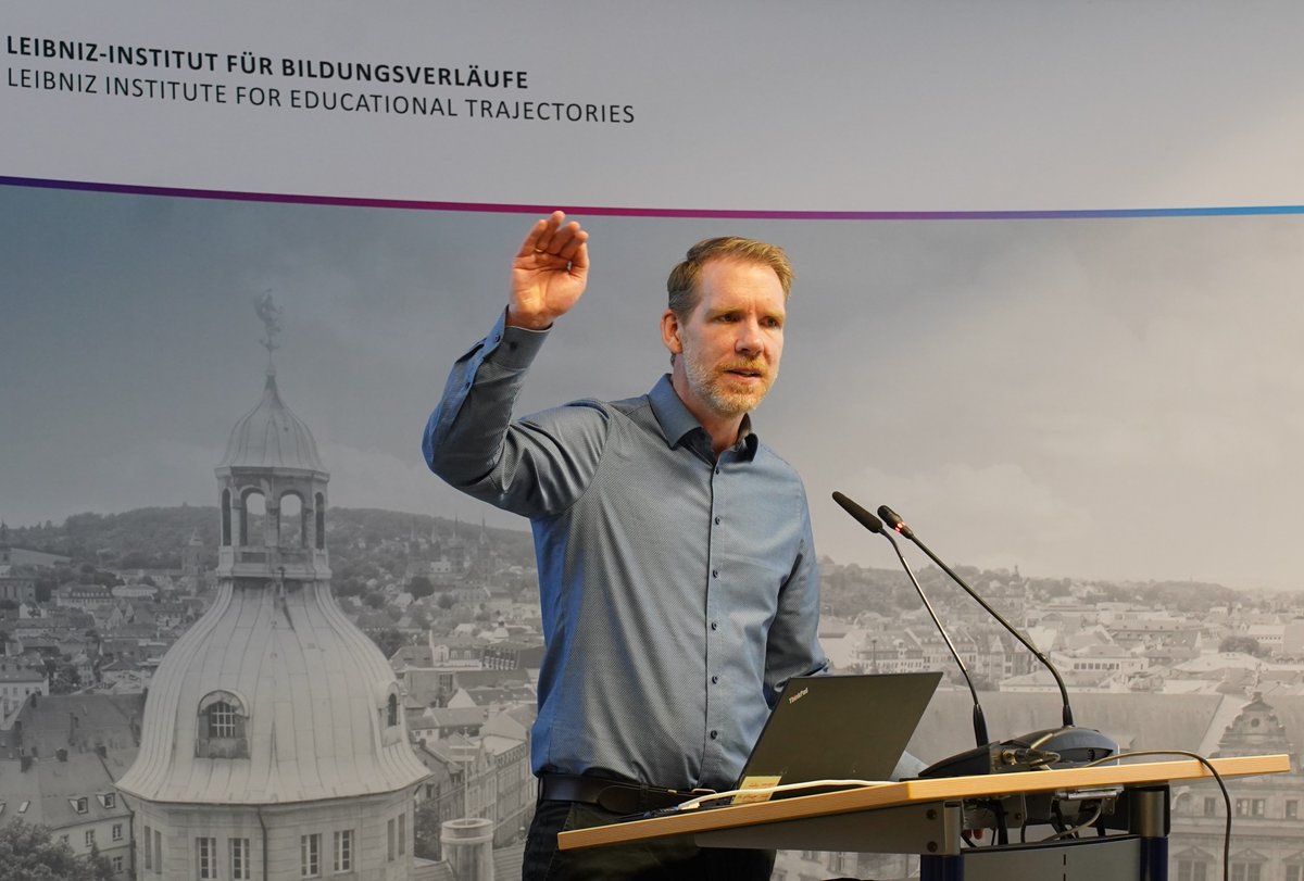 LIfBi - Leibniz-Institut für Bildungsverläufe (@lifbi_bamberg) on Twitter photo Wie „hot knowledge“ Jugendlichen aus bildungsfernen Schichten den Weg an die #Hochschule ebnen kann
Prof.Dr. David Reimer von der <a href="/uni_iceland/">University of Iceland</a> stellte in seiner #LIfBiLecture 2 Studien aus Dänemark mit vielversprechenden Ergebnissen vor. #Bildungschancen
lifbi.de/de-de/Start/Ak… Wie „hot knowledge“ Jugendlichen aus bildungsfernen Schichten den Weg an die #Hochschule ebnen kann
Prof.Dr. David Reimer von der <a href="/uni_iceland/">University of Iceland</a> stellte in seiner #LIfBiLecture 2 Studien aus Dänemark mit vielversprechenden Ergebnissen vor. #Bildungschancen
lifbi.de/de-de/Start/Ak…