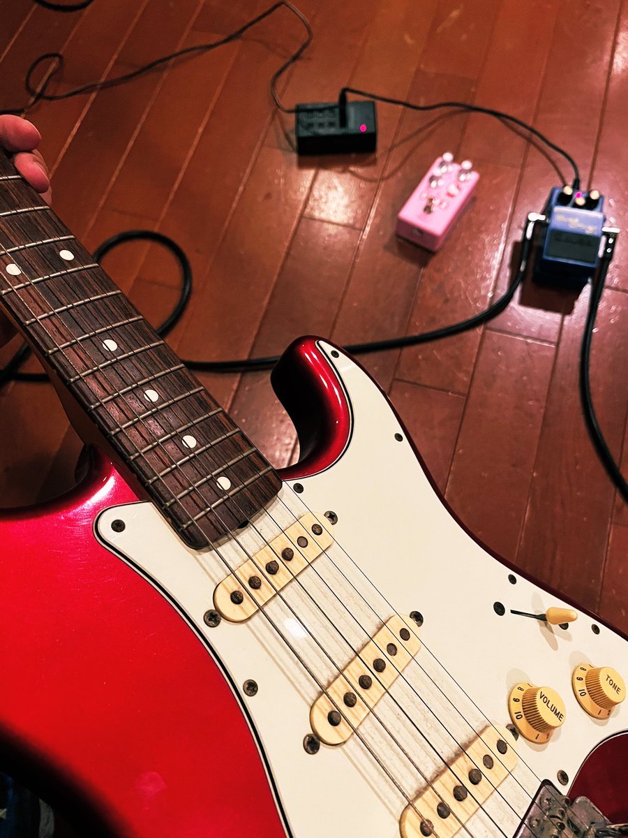 ado_puppet_suun's tweet image. 娘と初のスタジオ🎸
しっかりとAC電源のケーブルを1本忘れてブルースドライバーとキティちゃんFUZZを一緒に繋げないミス発生⚠️

それでも、久々にRolandのアンプも触れたし娘とセッションできて最高でした😭

また、行きたいね🥁

#Fender 
#Perl