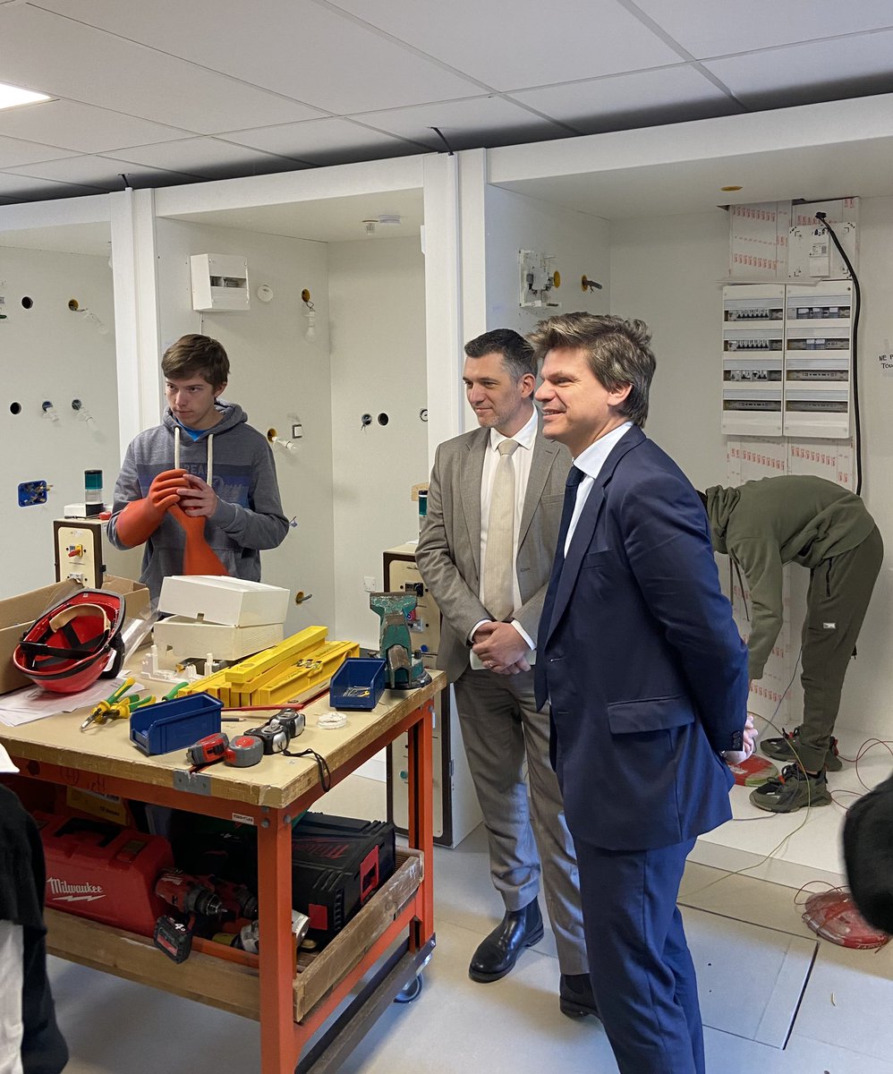 AcAixMarseille's tweet photo. En visite dans les Hautes-Alpes, le recteur Benoit Delaunay est au lycée professionnel de Veynes avec le DASEN @AymericMeiss 
🔸 visite des plateaux techniques &amp; ateliers 
🔸 rencontre avec les enseignants: mise en œuvre du PACTE, lutte contre le harcèlement, ERASMUS… https://t.co/mV72eYtDRo