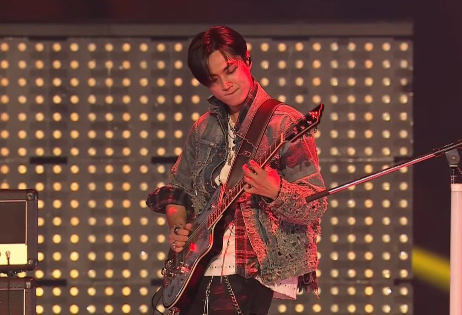 AboutMusicYT's tweet photo. ENHYPEN's Jay plays on the guitar and our hearts during 2024 MAMA show. https://t.co/sQw3lFSpYG