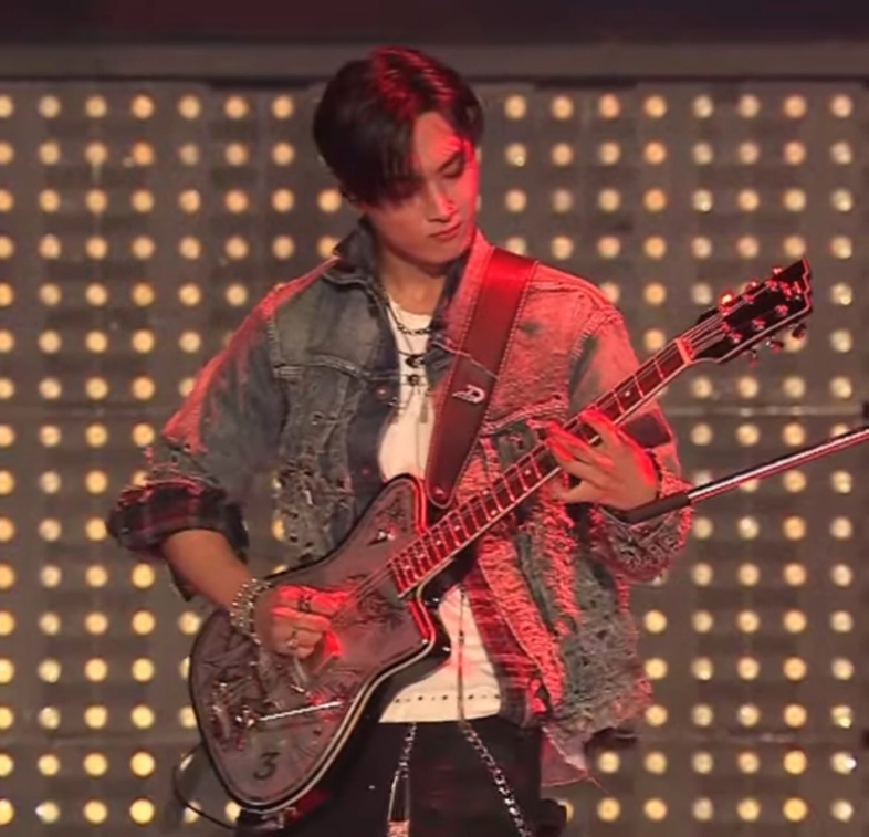 AboutMusicYT's tweet photo. ENHYPEN's Jay plays on the guitar and our hearts during 2024 MAMA show. https://t.co/sQw3lFSpYG